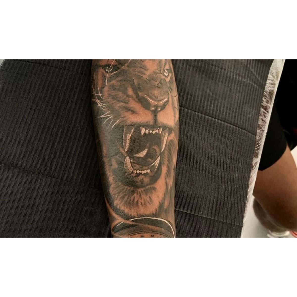 Nuno Tavares Tatuou Um Leao No Braco Fotogalerias Jornal Record