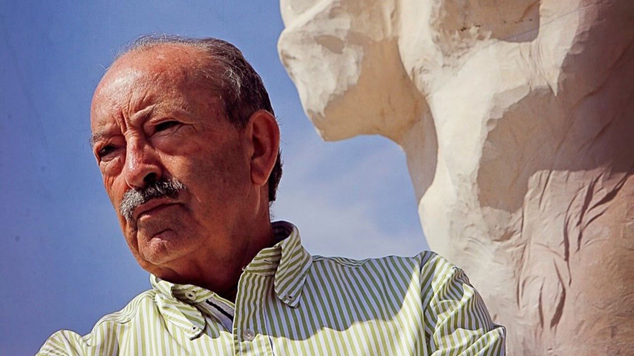 Aurélio Pereira fotografado em 2016, em entrevista a Record; e na década de 1960, equipado à Sporting