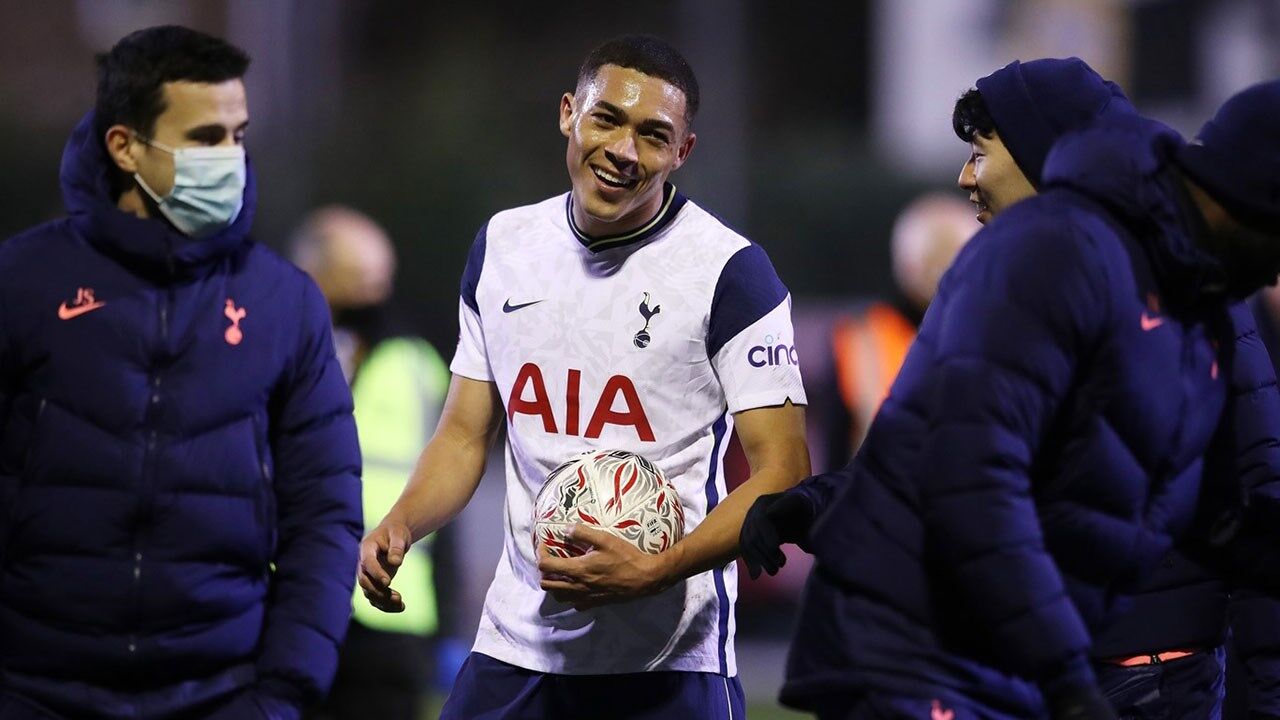 Avançado atuou no Tottenham