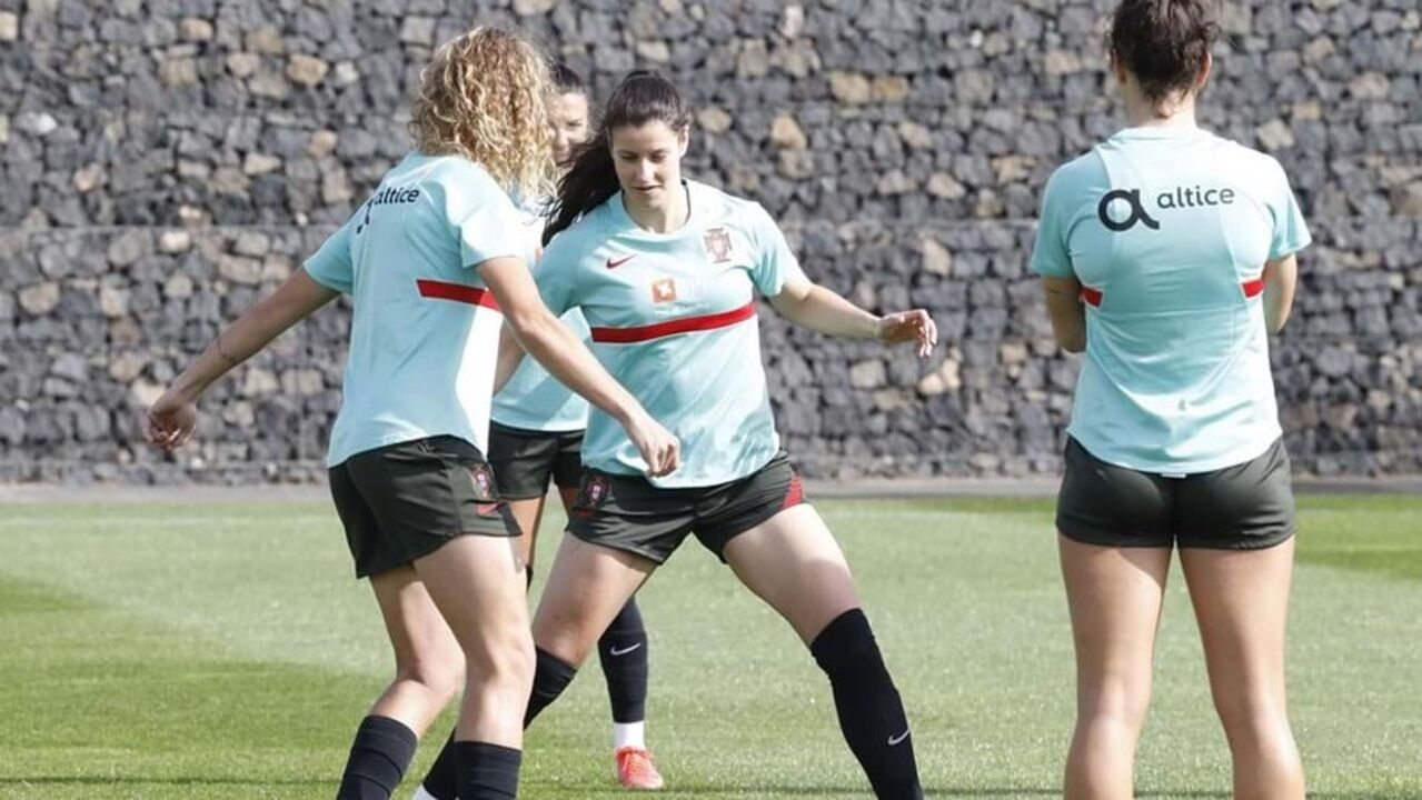 Jogadora, ao centro da imagem, aquando da convocatória para a Seleção Nacional