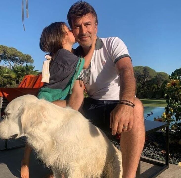 Tony Carreira mostra-se com a neta e o cão da família