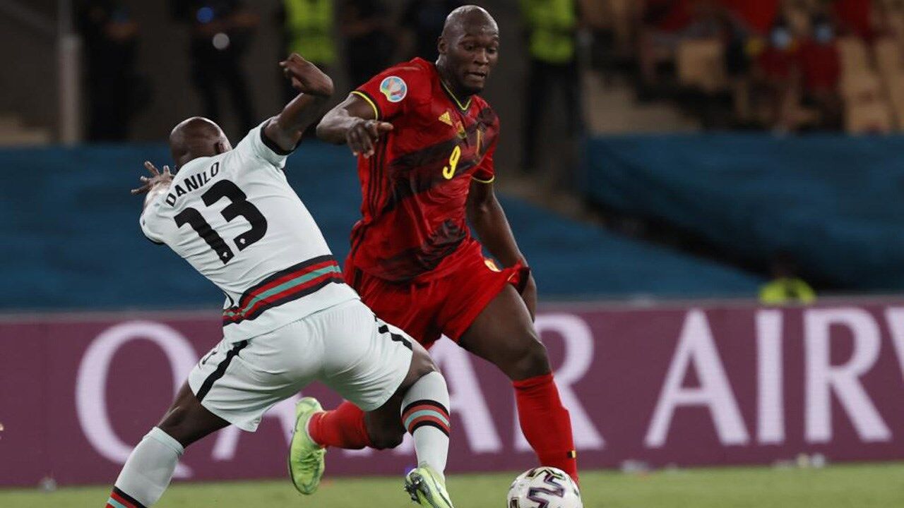 Danilo aqui tenta tirar a bola a Lukaku 