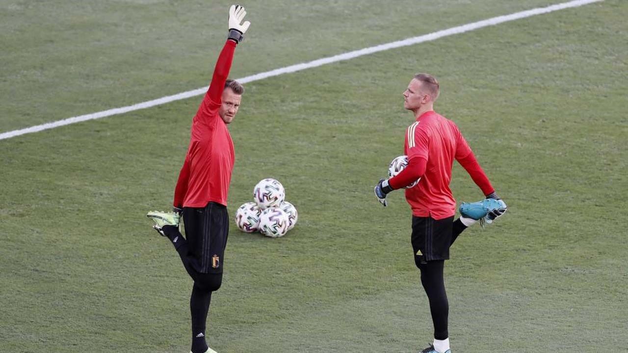 Mignolet, à esquerda na foto, vai falhar o resto da prova