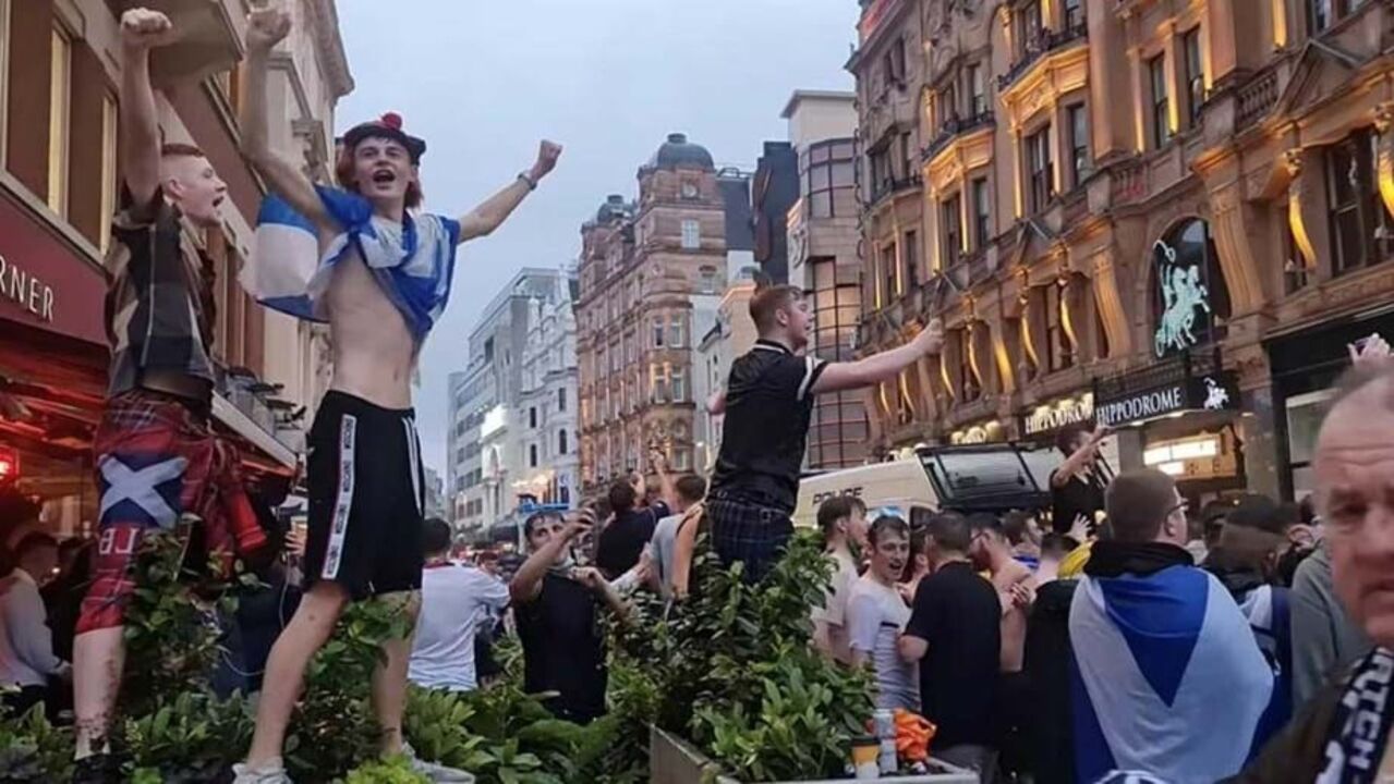 Escoceses em Londres para assistir à partida entre Inglaterra-Escócia 