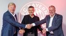 Herbert Hainer, presidente do Bayern, rodeado por Kahn (à sua dir.) e Rummenigge (à sua esq.)