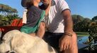 Tony Carreira mostra-se com a neta e o cão da família