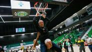 Até Luís Magalhães andou 'pendurado' no cesto: a festa do título do Sporting no basquetebol