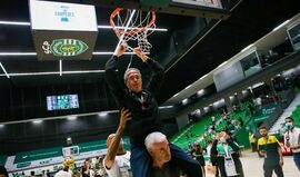 Até Luís Magalhães andou 'pendurado' no cesto: a festa do título do Sporting no basquetebol