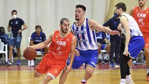 Benfica contrata dois bases