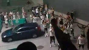 A festa da equipa de basquetebol do Sporting com os adeptos no exterior do pavilhão