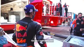 Da angústia pela penalização à festa final: MotoGP mostra cenas inéditas do pódio de Miguel Oliveira