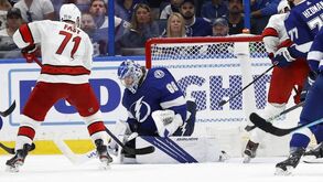 Carolina Hurricanes-TB Lightning: vaga nas 'meias' da NHL em disputa