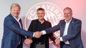 Herbert Hainer, presidente do Bayern, rodeado por Kahn (à sua dir.) e Rummenigge (à sua esq.)
