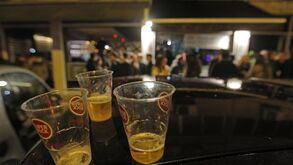 Bares e discotecas continuam encerrados pelo menos até final de agosto