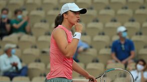 Swiatek prossegue defesa do título em Roland Garros com triunfo sobre Peterson