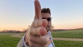 Da tentativa de abuso sexual à boleia de um carrinho de mão: a vida de Bendtner que dava um filme