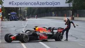 Bandeira vermelha no GP Azerbaijão: acidente de Verstappen quando seguia na liderança