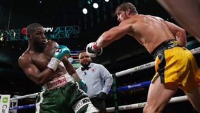 Mayweather 'arruma' youtuber mas depois mostra-se modesto: «Já não tenho 21 anos...»