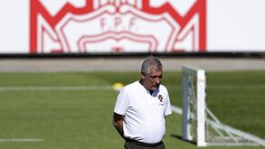 Fernando Santos: «Levo mala para um mês... e tabaco também!»