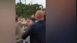 Presidente francês Emmanuel Macron agredido à bofetada