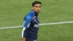 Claque do Palmeiras pede a saída de Abel Ferreira