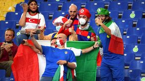 Adeptos turcos e italianos dão cor às bancadas do Olímpico de Roma 