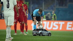 A forma curiosa como o árbitro do Turquia-Itália recebeu a bola antes do apito inicial