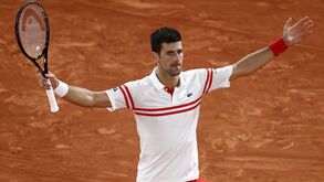 Novak Djokovic derrota Rafa Nadal e garante final de Roland Garros após batalha titânica
