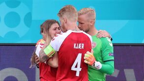 Jogadores da Dinamarca confortam namorada de Eriksen em lágrimas no relvado