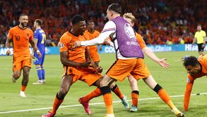A crónica do Holanda-Ucrânia, 3-2: este laranja é vivo e à prova de sustos