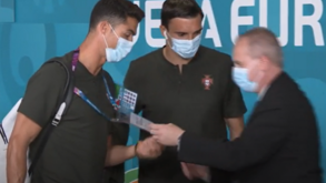 Credencial de Cristiano Ronaldo verificada duas vezes à entrada do estádio