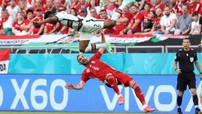 O 'voo' impressionante de Nélson Semedo após entrada dura