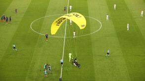 Insólito: elemento da Greenpeace aterra de paraquedas no relvado antes do França-Alemanha