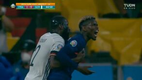 Onde é que já vimos isto? Rüdiger morde Pogba nas costas em pleno jogo