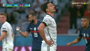 França-Alemanha: trivela de Pogba, cruzamento-remate de Hernández e Hummels é 'traído' pela canela