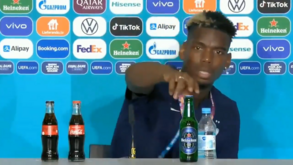 Pogba imita Cristiano Ronaldo... agora com uma garrafa de cerveja