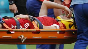 Mário Fernandes levado para o hospital após forte queda no Finlândia-Rússia