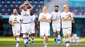 Jogadores da Finlândia deram força a Christian Eriksen antes do jogo com a Rússia