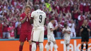 Aplausos, abraços e muita emoção: a homenagem a Eriksen ao minuto 10 do Dinamarca-Bélgica
