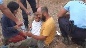 Uma das imagens do dia: Noah ao colo do pai após ser encontrado