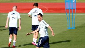 O momento em que Busquets se juntou novamente aos colegas na seleção espanhola