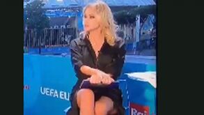 Jornalista italiana cruza as pernas ao estilo de Sharon Stone e momento torna-se viral