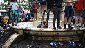 Adeptos na lama ou a dar saltos mortais de pubs: escoceses deixaram Leicester Square do avesso