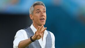Paulo Sousa rendido a Lewandowski: «Luta por todas as bolas, marca, cruza, está em todo o lado...»