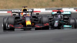 Verstappen ultrapassa Hamilton a duas voltas do fim e ganha o GP de França 