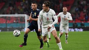«Adoro os teus gémeos, és mesmo bonito...»: a estratégia escocesa para tirar Grealish do sério