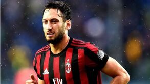 Hakan Çalhanoglu deixa o AC Milan e assina pelo Inter
