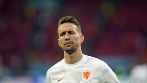 Luuk De Jong lesiona-se no joelho e está fora da competição