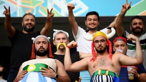 Muita animação nas bancadas do Portugal-França, com Astérix, Obélix... e uma camisola de Eder