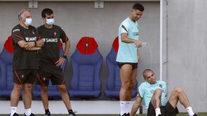 Ronaldo deu 'banho' a Pepe e até posou para a fotografia: muita animação no treino de Portugal
